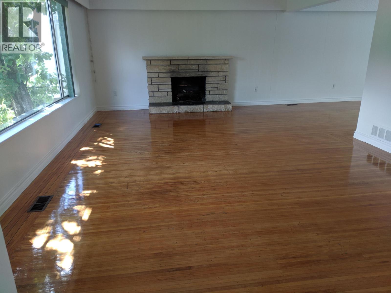 6319 Lochdale Street, Burnaby, British Columbia  V5B 2M6 - Photo 3 - R3156422