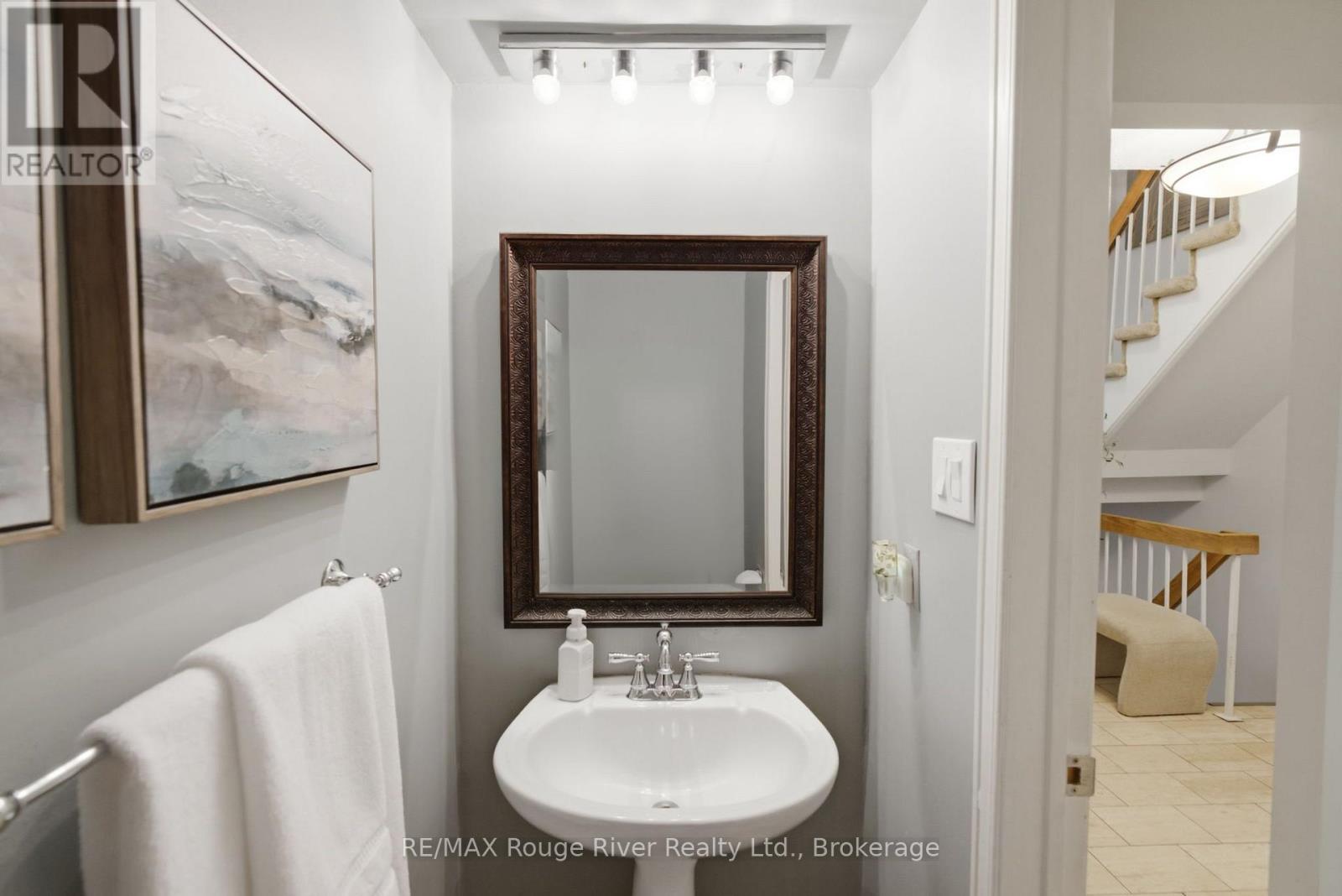 813 Ironwood Court, Whitby, Ontario  L1N 6S3 - Photo 4 - E13684566