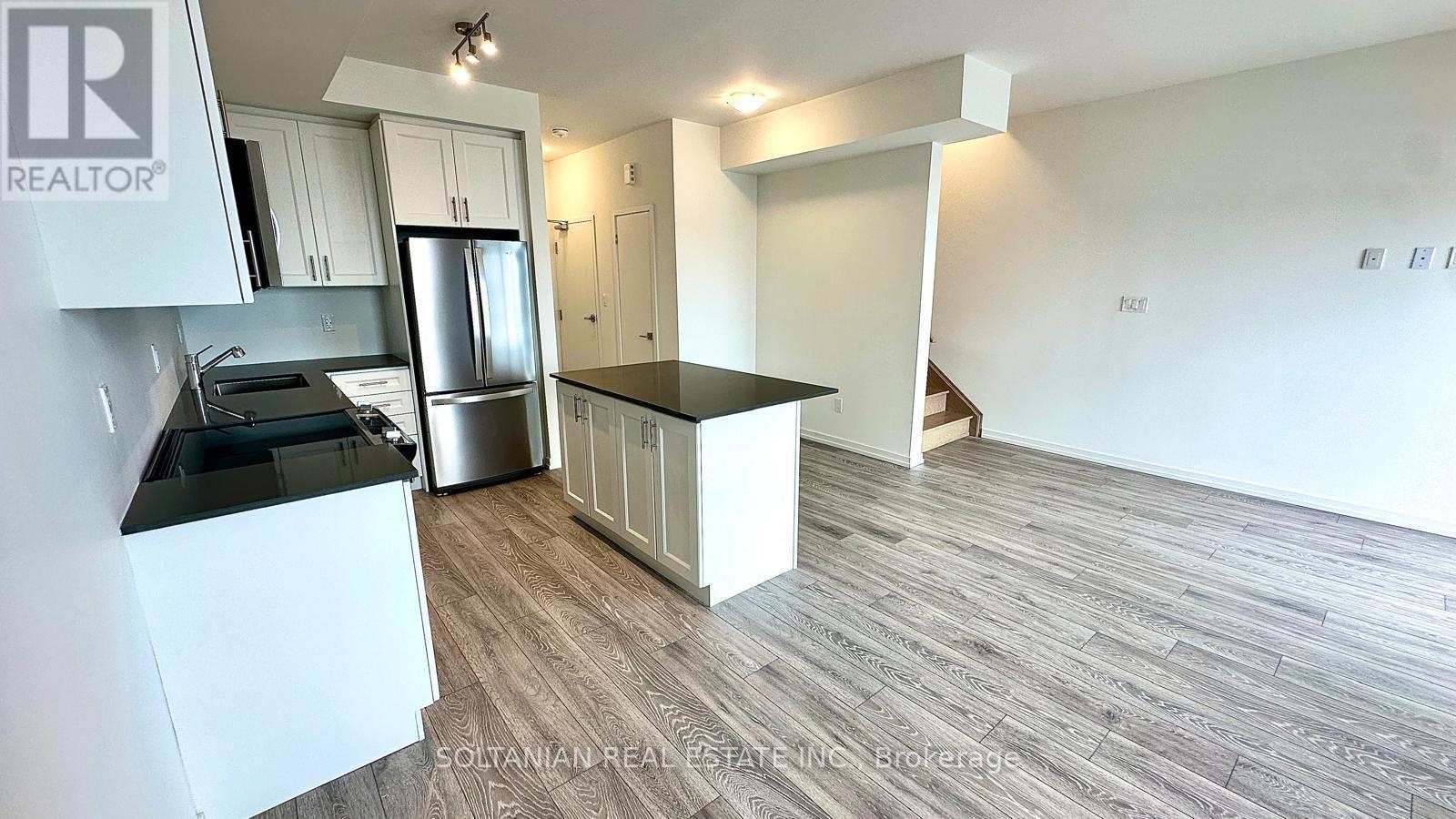 8 - 20 Lytham Green Circle, Newmarket, Ontario  L3Y 0H3 - Photo 4 - N13683028