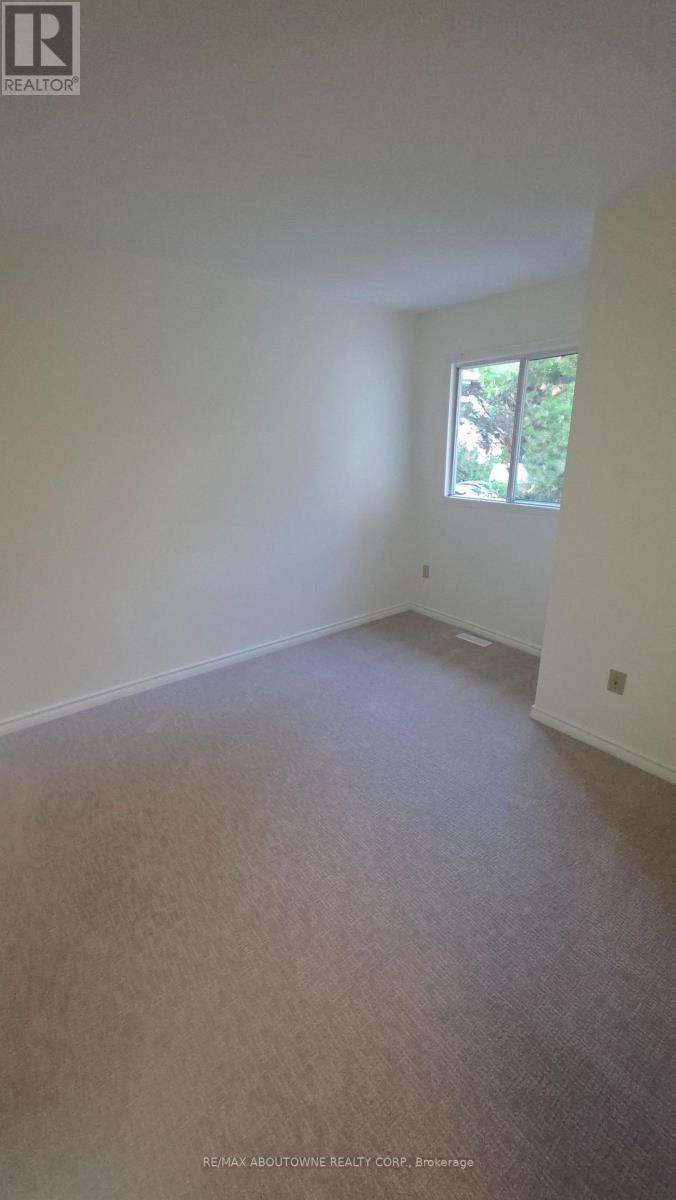 1329 Montclair Drive, Oakville, Ontario  L6H 1Z3 - Photo 12 - W13682972