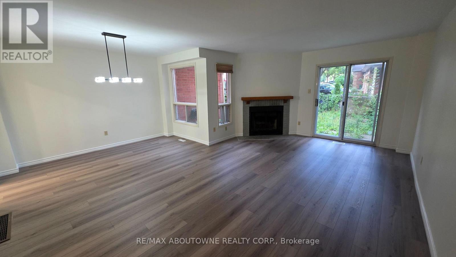 1329 Montclair Drive, Oakville, Ontario  L6H 1Z3 - Photo 7 - W13682972