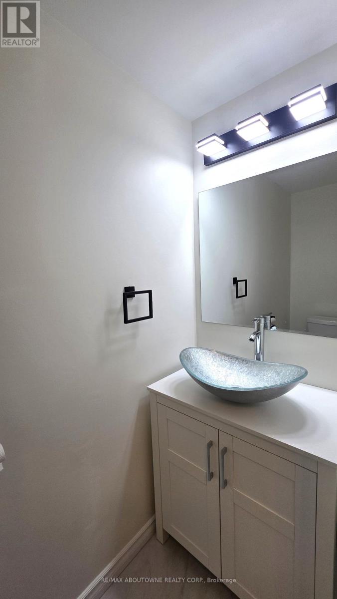 1329 Montclair Drive, Oakville, Ontario  L6H 1Z3 - Photo 8 - W13682972