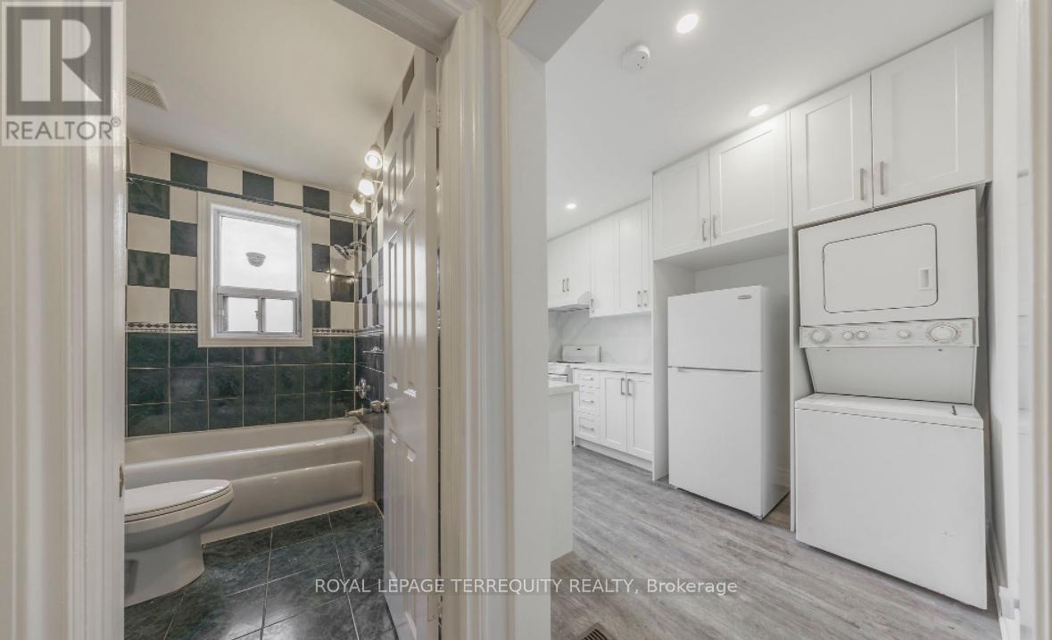 Upper - 185 Laughton Avenue, Toronto, Ontario  M6N 2X6 - Photo 4 - W13683026