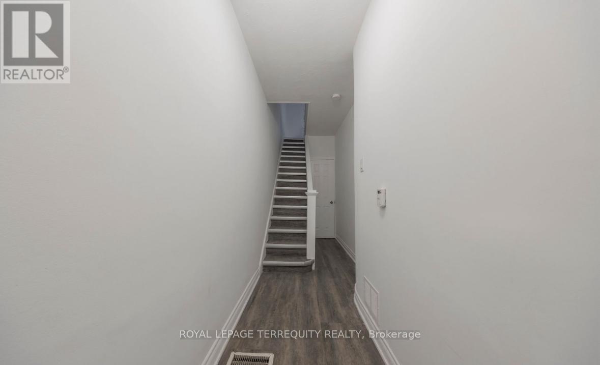 Upper - 185 Laughton Avenue, Toronto, Ontario  M6N 2X6 - Photo 6 - W13683026