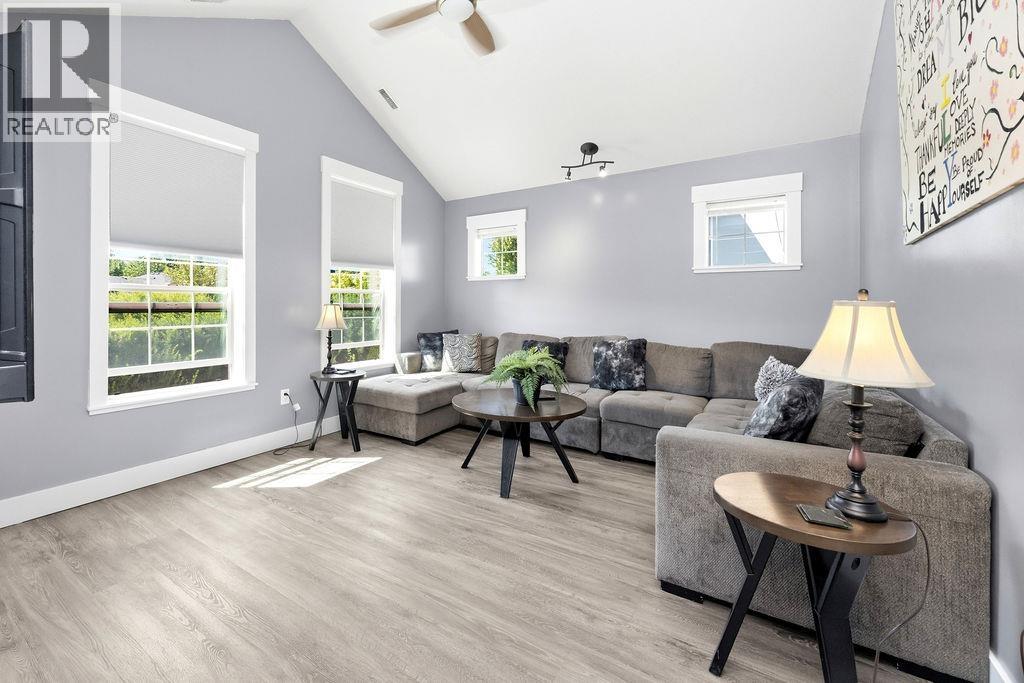1048 Woodsworth Road, Gibsons, British Columbia  V0N 1V7 - Photo 3 - R3156400