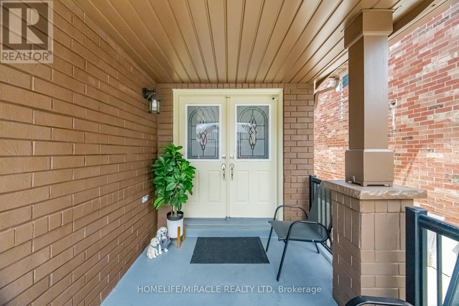 16 Capistro Street, Brampton, Ontario  L7A 3J3 - Photo 4 - W13684802