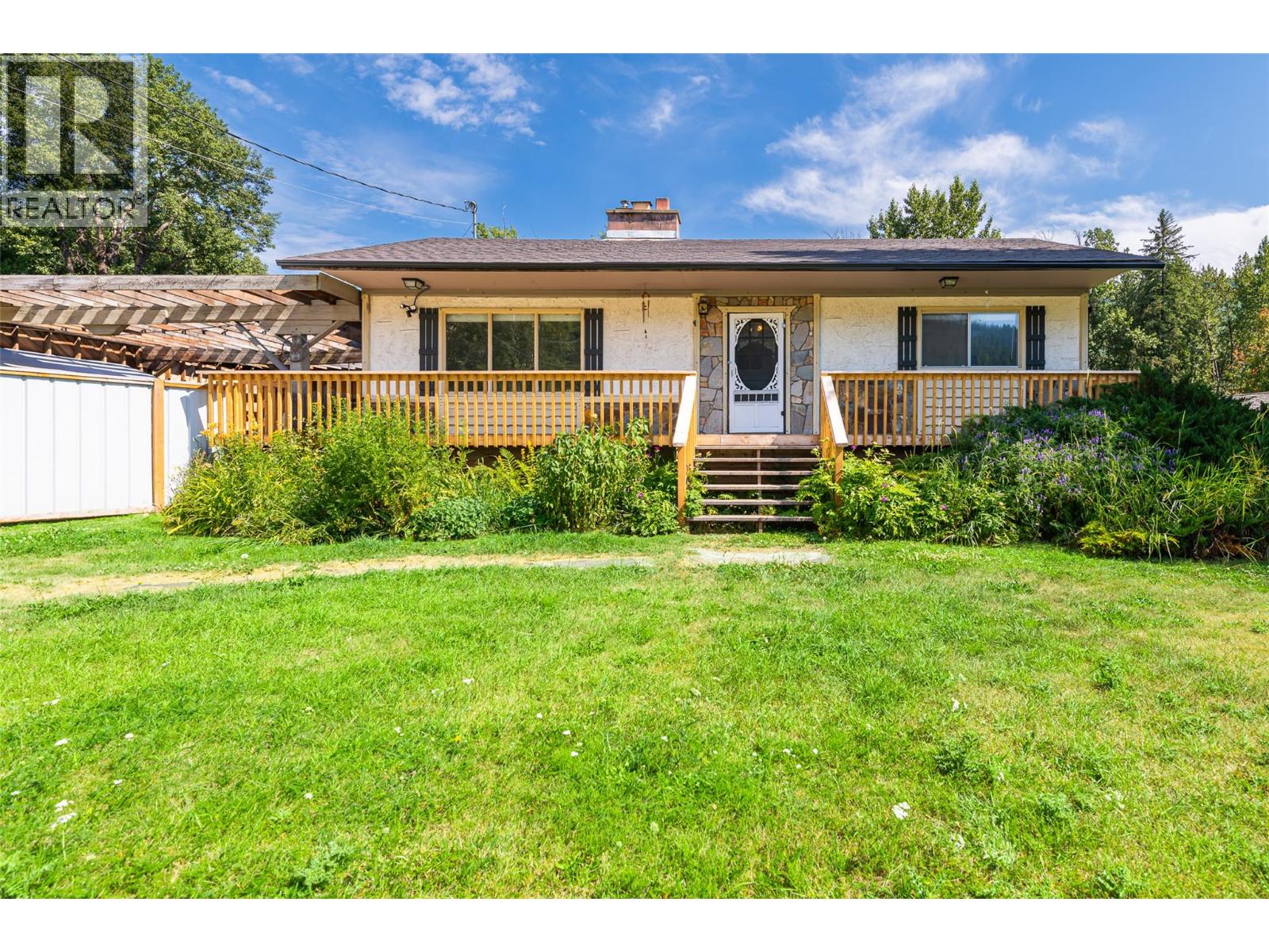 9005 3 & 95 Highway, Yahk, British Columbia