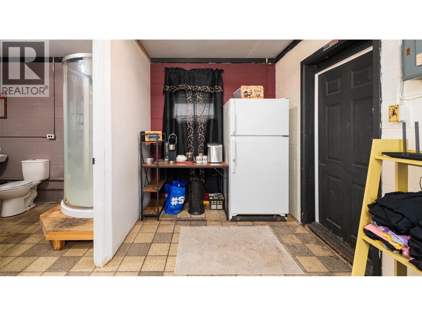 9005 3 & 95 Highway, Yahk, British Columbia  V0B 2P0 - Photo 18 - 10398013