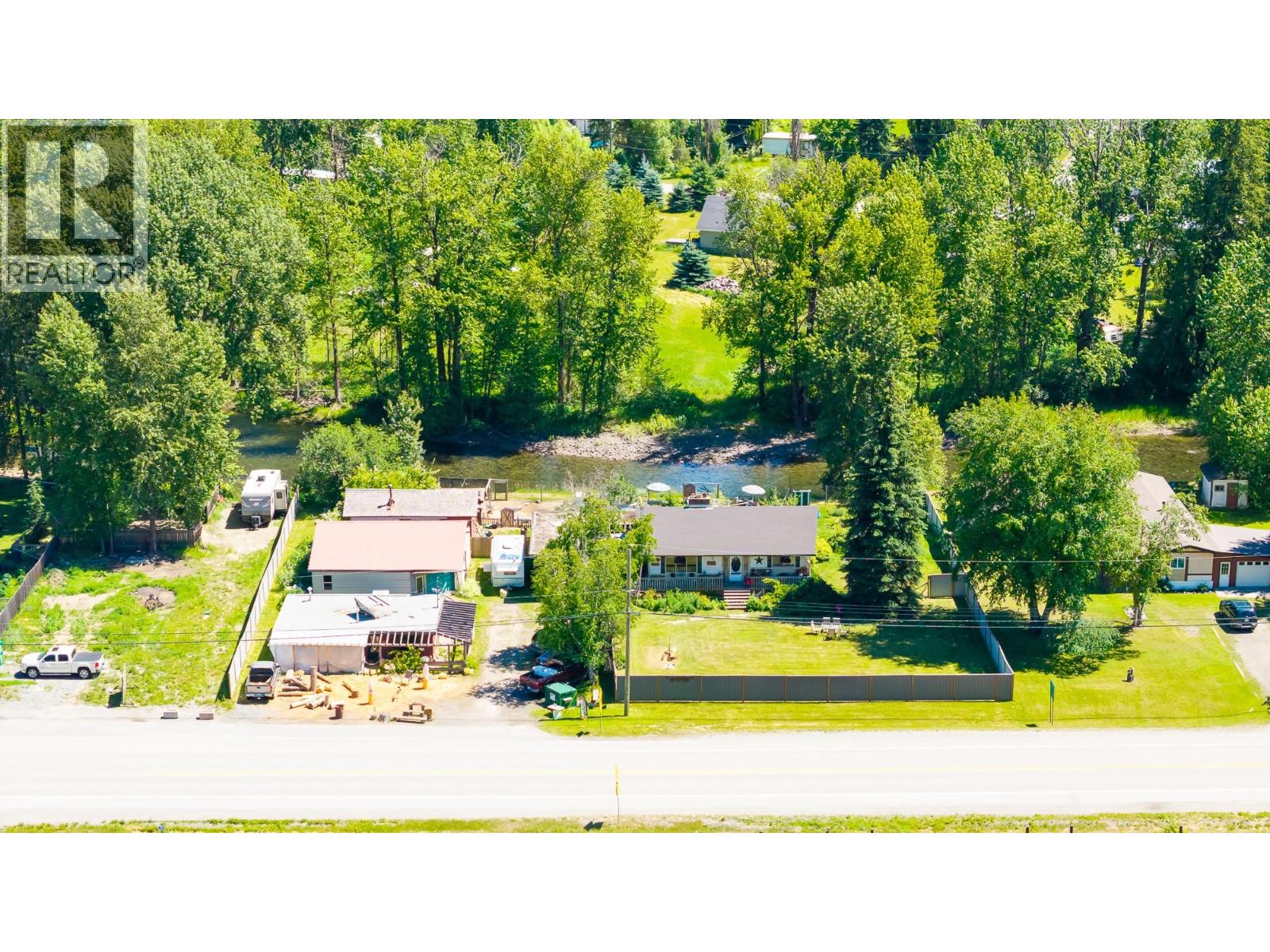 9005 3 & 95 Highway, Yahk, British Columbia  V0B 2P0 - Photo 2 - 10398001