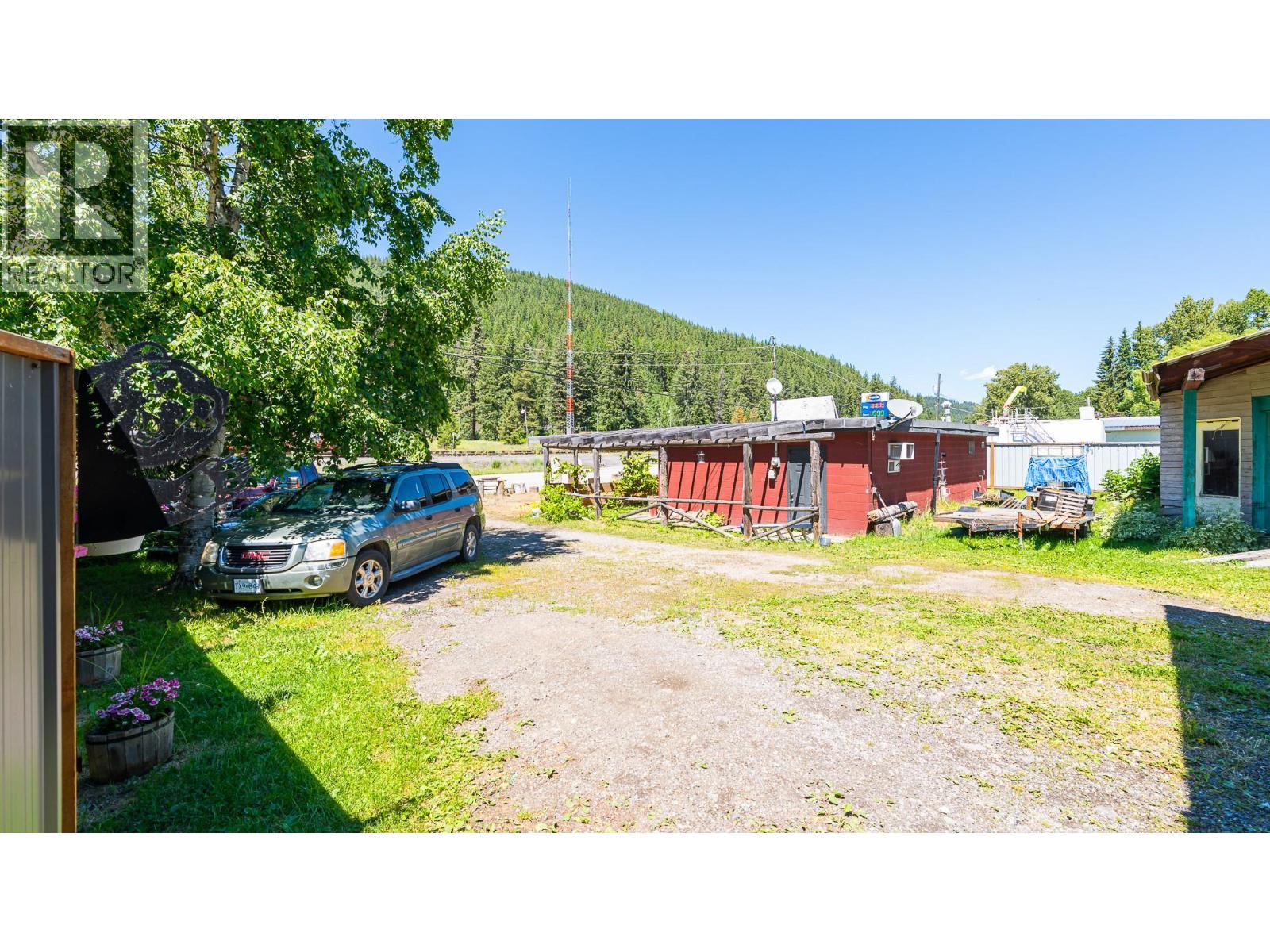 9005 3 & 95 Highway, Yahk, British Columbia  V0B 2P0 - Photo 25 - 10398001