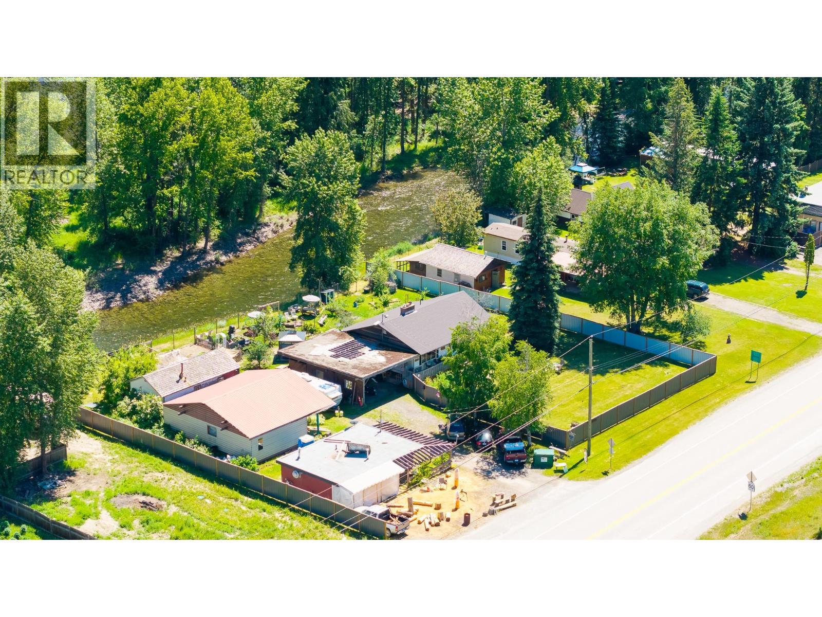 9005 3 & 95 Highway, Yahk, British Columbia  V0B 2P0 - Photo 3 - 10398001
