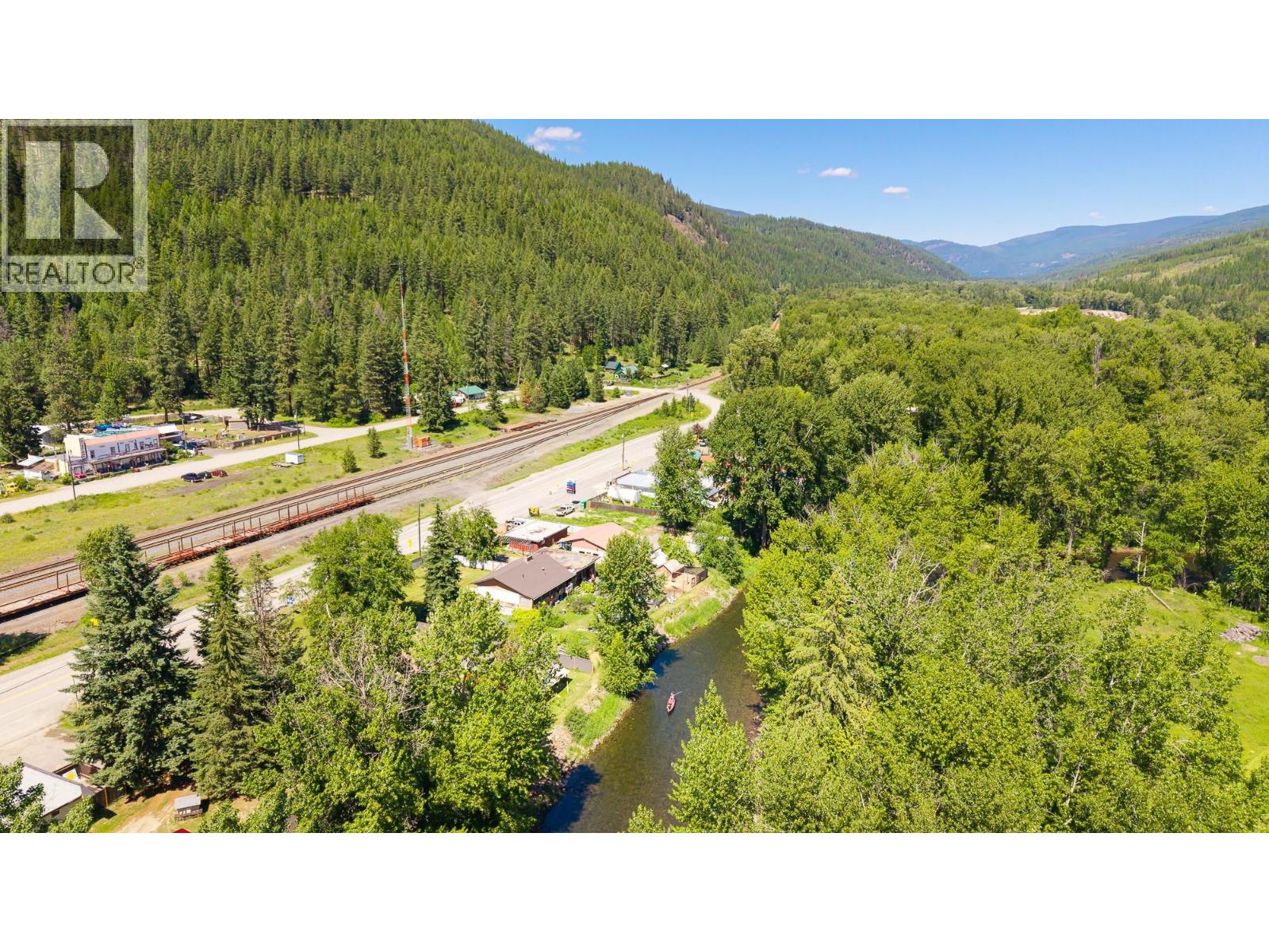 9005 3 & 95 Highway, Yahk, British Columbia  V0B 2P0 - Photo 32 - 10398001