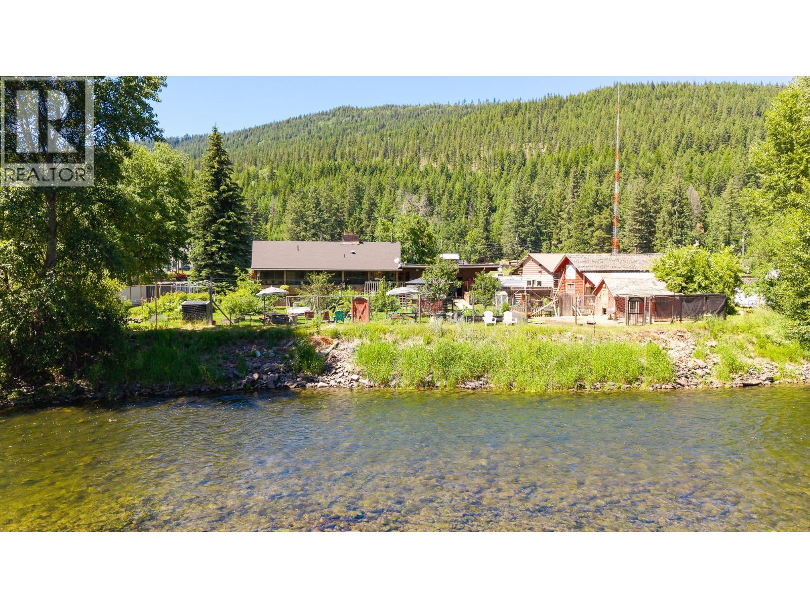 9005 3 & 95 Highway, Yahk, British Columbia  V0B 2P0 - Photo 5 - 10398001