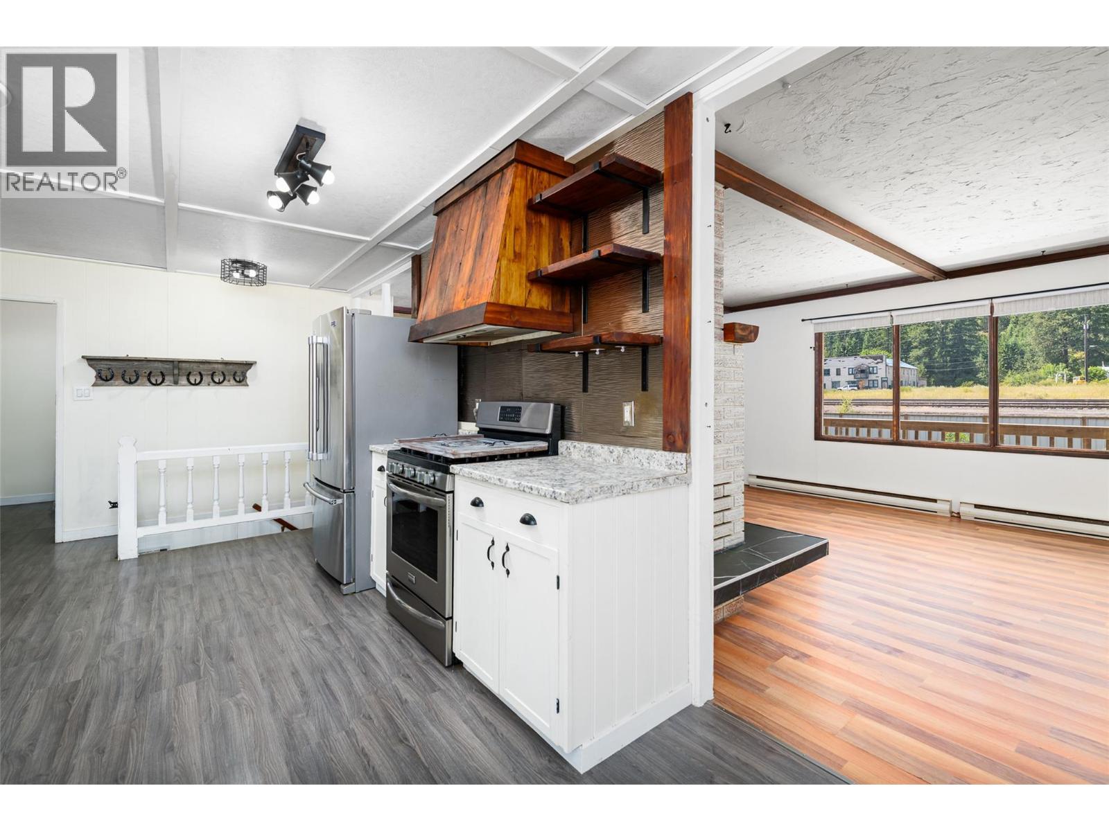 9005 3 & 95 Highway, Yahk, British Columbia  V0B 2P0 - Photo 9 - 10398001