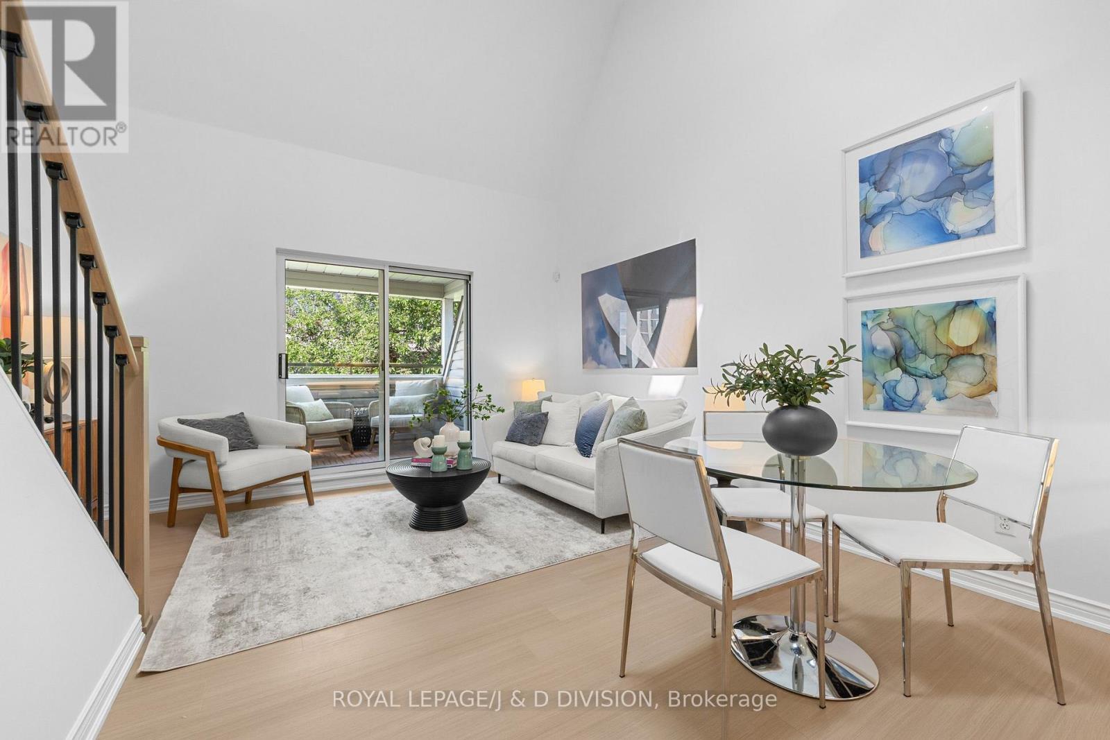 <div class="slider-price">$749,900</div><p>54 - 217 St George Street, Toronto, Ontario</p>