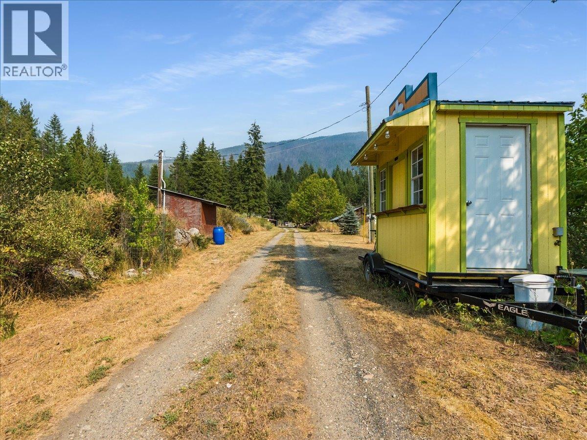 8864 Slocan  S Road, Slocan, British Columbia  V0G 2C0 - Photo 32 - 10397378