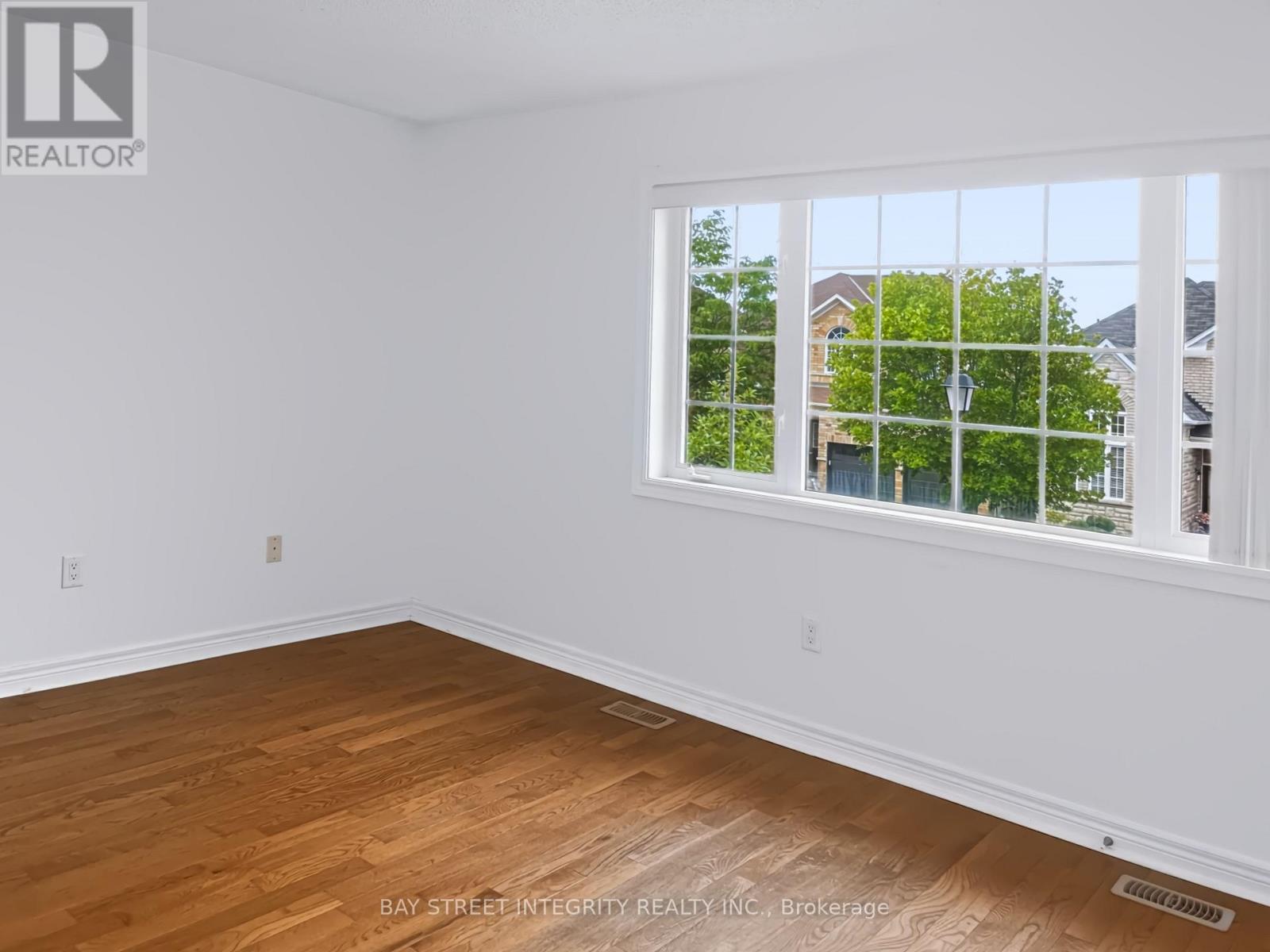 198 Dean Burton Lane, Newmarket, Ontario  L3X 3C4 - Photo 11 - N13679348