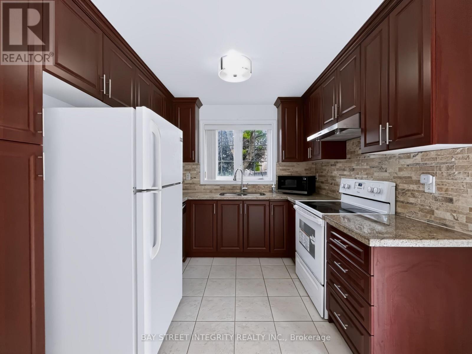 198 Dean Burton Lane, Newmarket, Ontario  L3X 3C4 - Photo 5 - N13679348