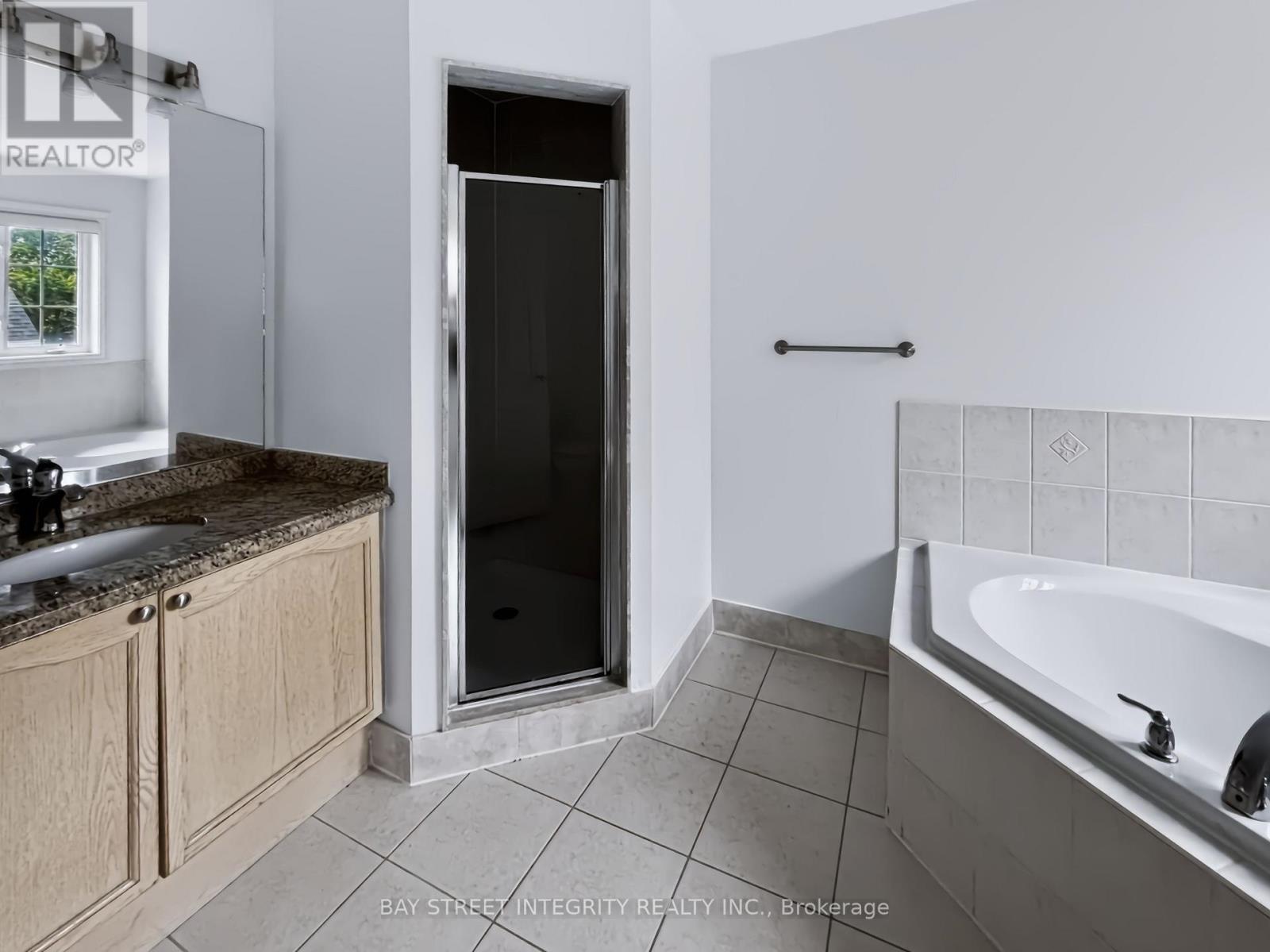 198 Dean Burton Lane, Newmarket, Ontario  L3X 3C4 - Photo 10 - N13679348
