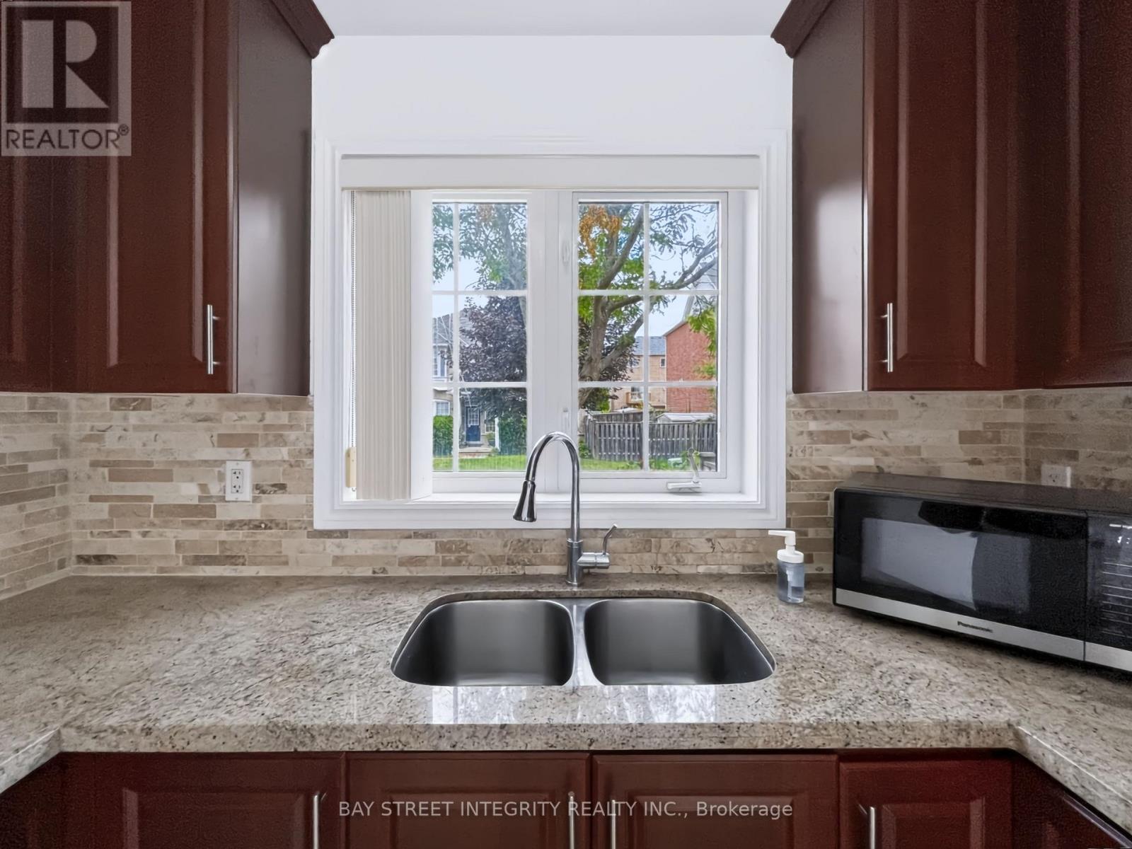 198 Dean Burton Lane, Newmarket, Ontario  L3X 3C4 - Photo 6 - N13679348