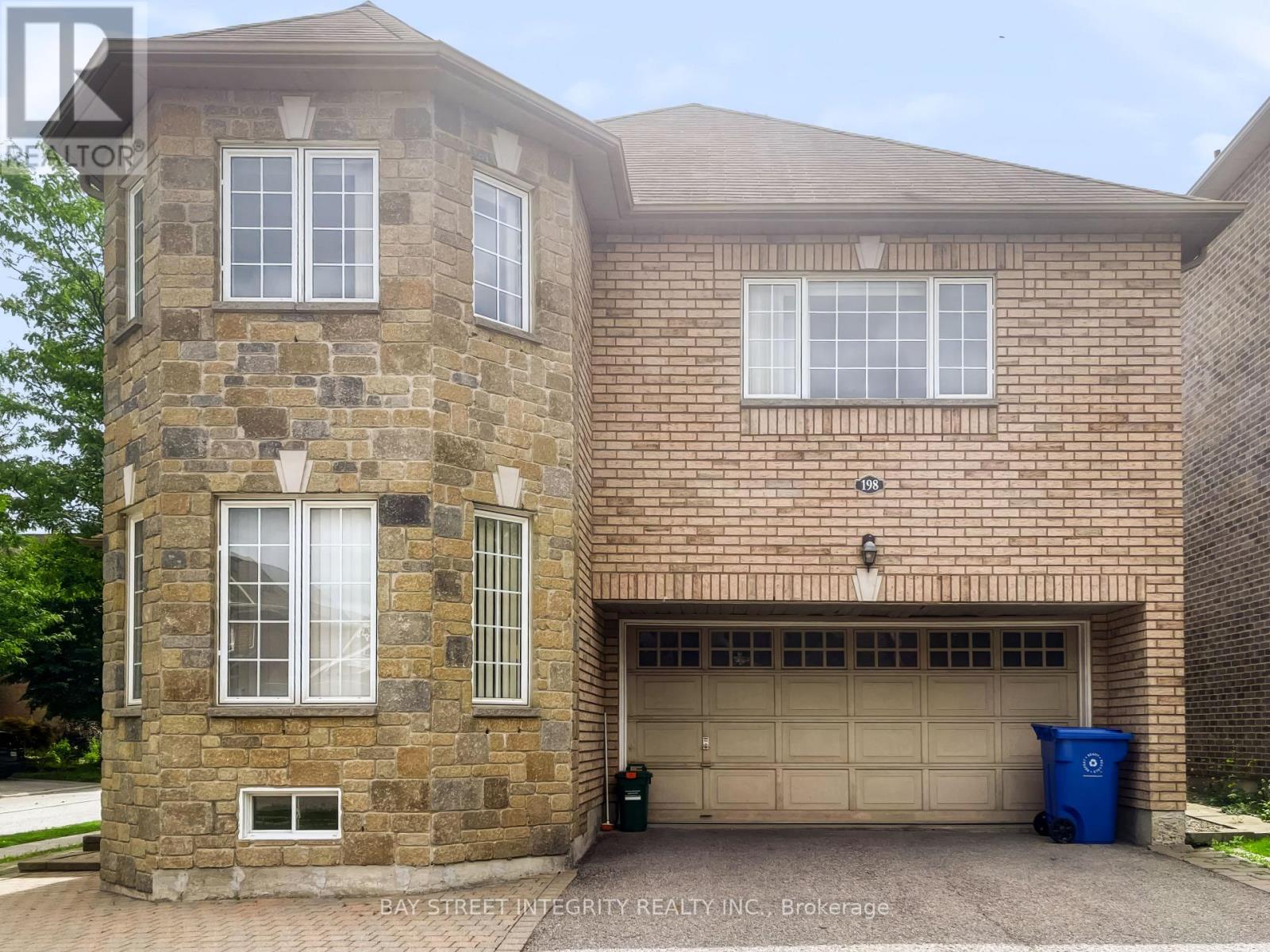 198 Dean Burton Lane, Newmarket, Ontario  L3X 3C4 - Photo 2 - N13679348