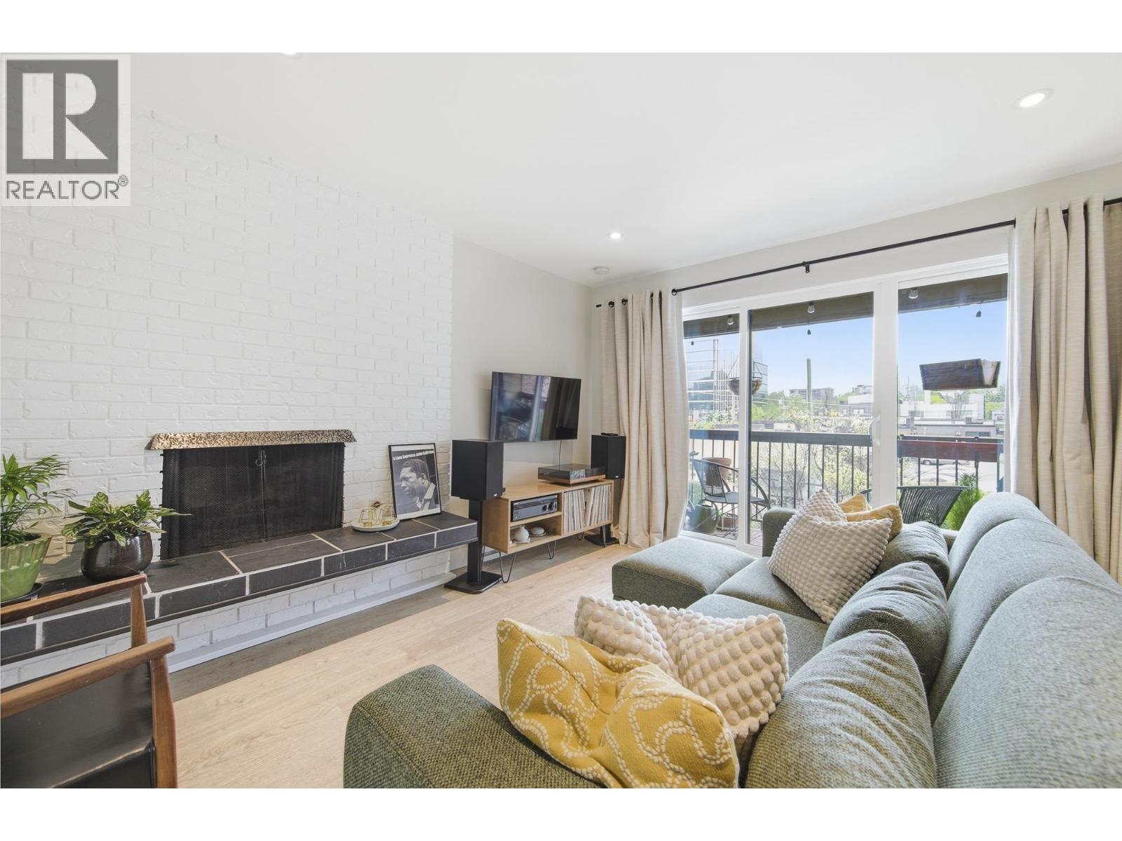 304 1825 W 8th Avenue, Vancouver, British Columbia  V6J 1V9 - Photo 2 - R3156498