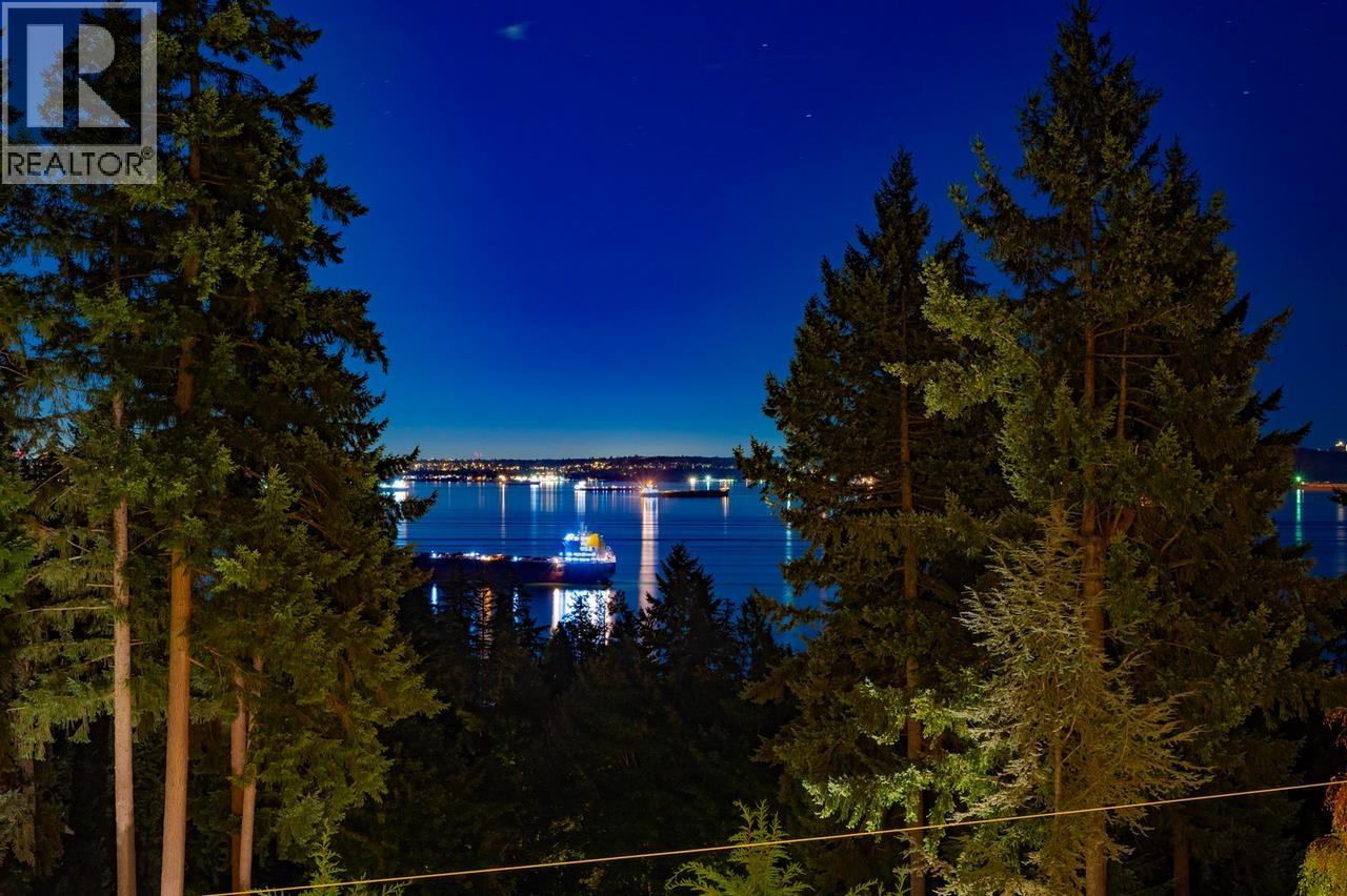 3980 BAYRIDGE AVENUE West Vancouver British Columbia Canada V7V3J5 2
