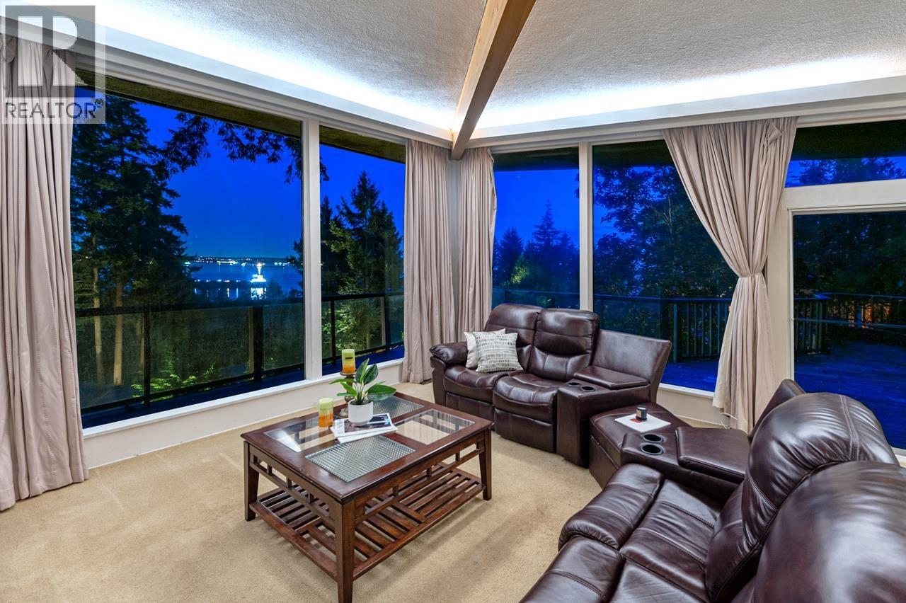 3980 BAYRIDGE AVENUE West Vancouver British Columbia Canada V7V3J5 4