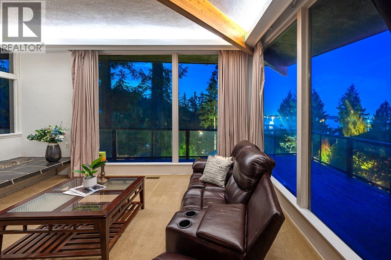 3980 BAYRIDGE AVENUE West Vancouver British Columbia Canada V7V3J5 5