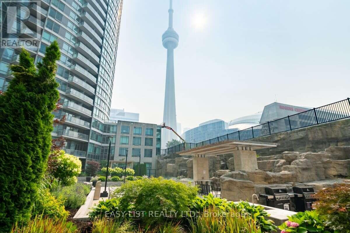 <div class="slider-price">$638,000</div><p>101 - 373 Front Street W, Toronto, Ontario</p>