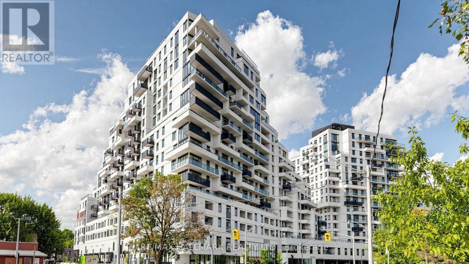 <div class="slider-price">$1,199,000</div><p>823 - 1050 Eastern Avenue, Toronto, Ontario</p>