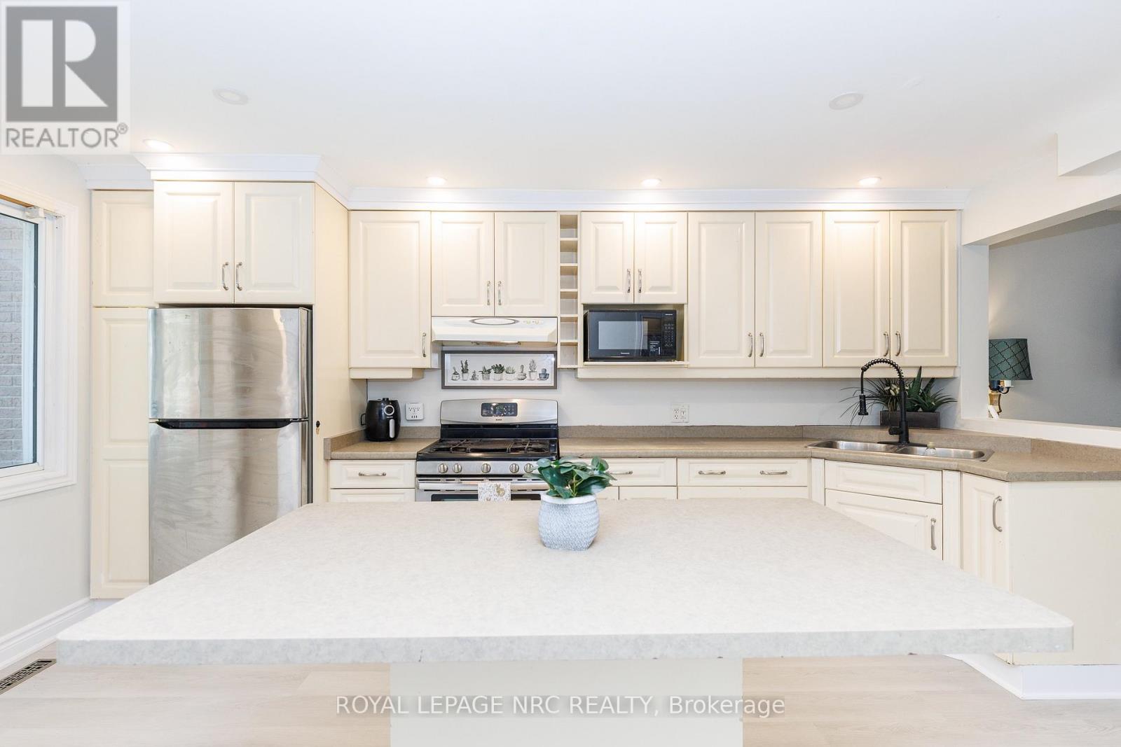 6562 Harmony Avenue, Niagara Falls, Ontario  L2H 1Z4 - Photo 2 - X13685130