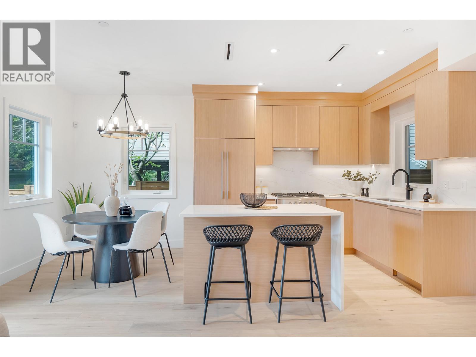 265 W 6th Street, North Vancouver, British Columbia  V7M 1K7 - Photo 2 - R3143768