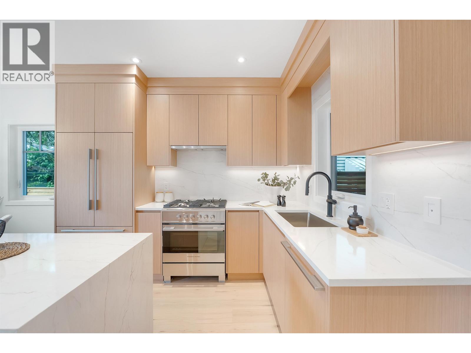 265 W 6th Street, North Vancouver, British Columbia  V7M 1K7 - Photo 3 - R3143768