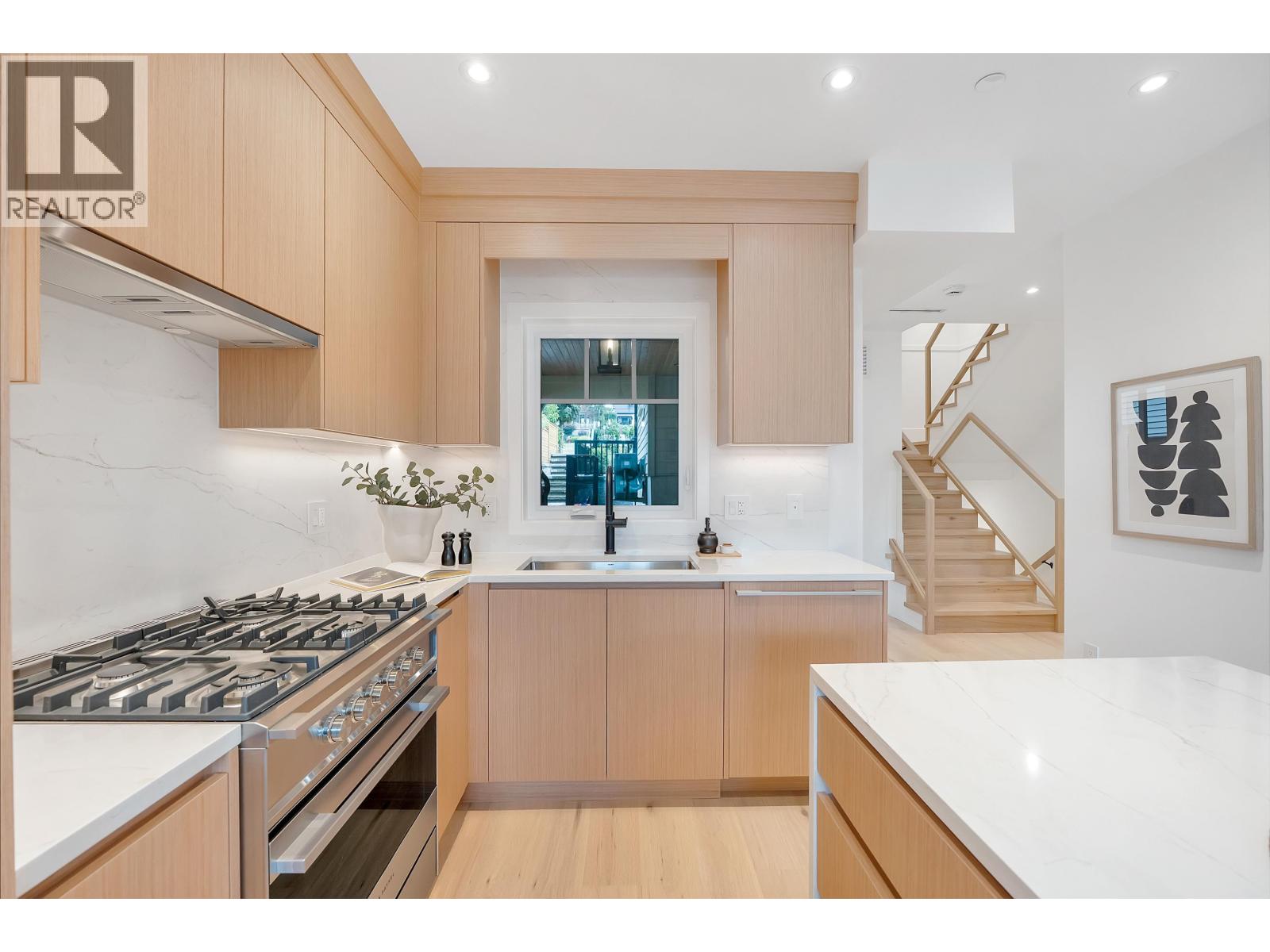 265 W 6th Street, North Vancouver, British Columbia  V7M 1K7 - Photo 6 - R3143768