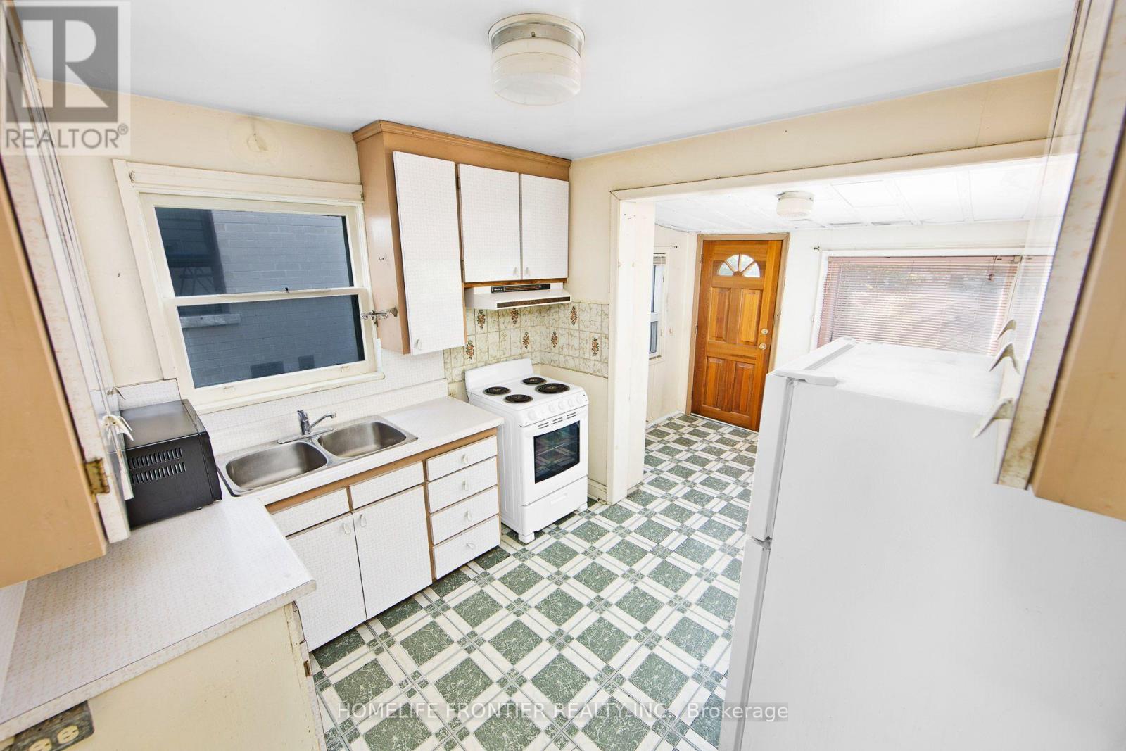 223 Elmwood Avenue, Toronto, Ontario  M2N 3M8 - Photo 6 - C13683586