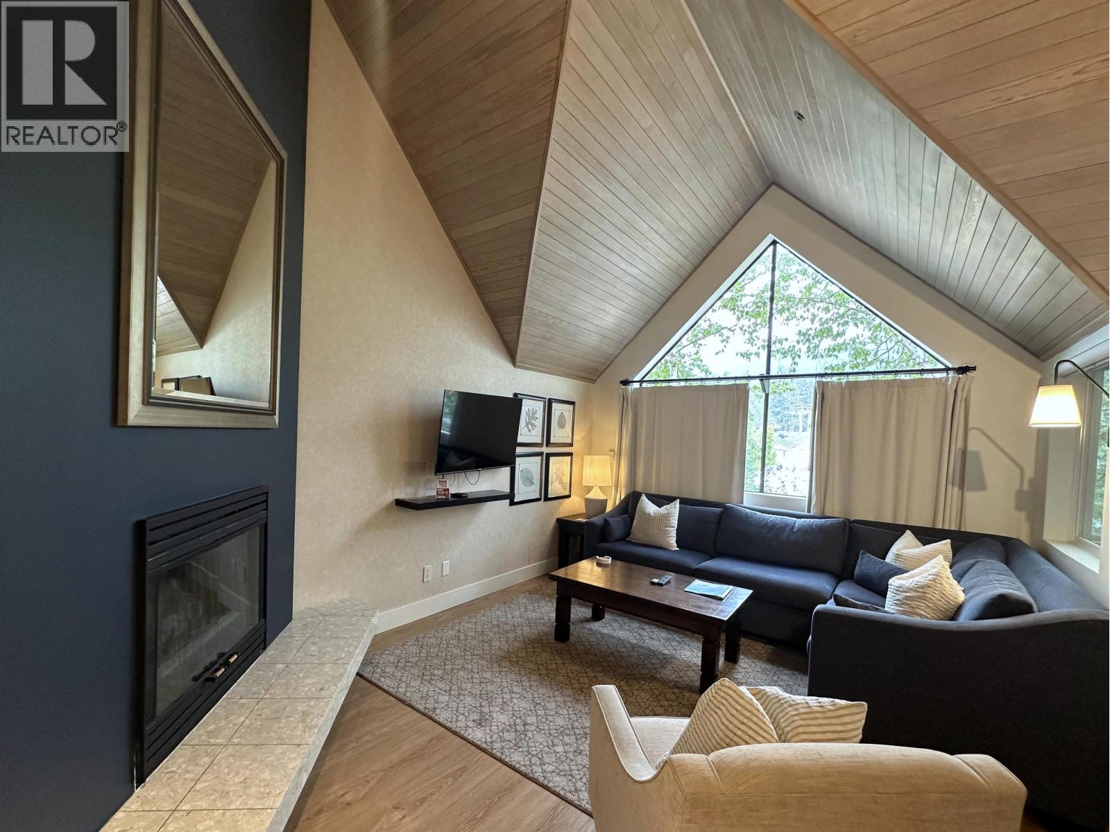 904wk15 4293 Mountain Square, Whistler, British Columbia  V8E 1B8 - Photo 3 - R3118495