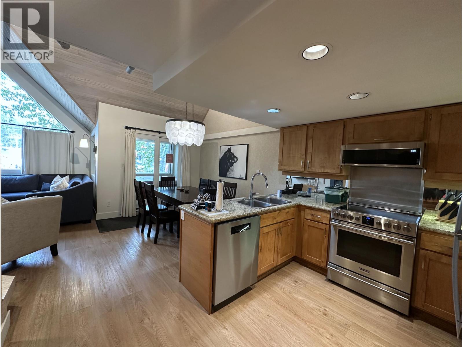 904wk15 4293 Mountain Square, Whistler, British Columbia  V8E 1B8 - Photo 4 - R3118495
