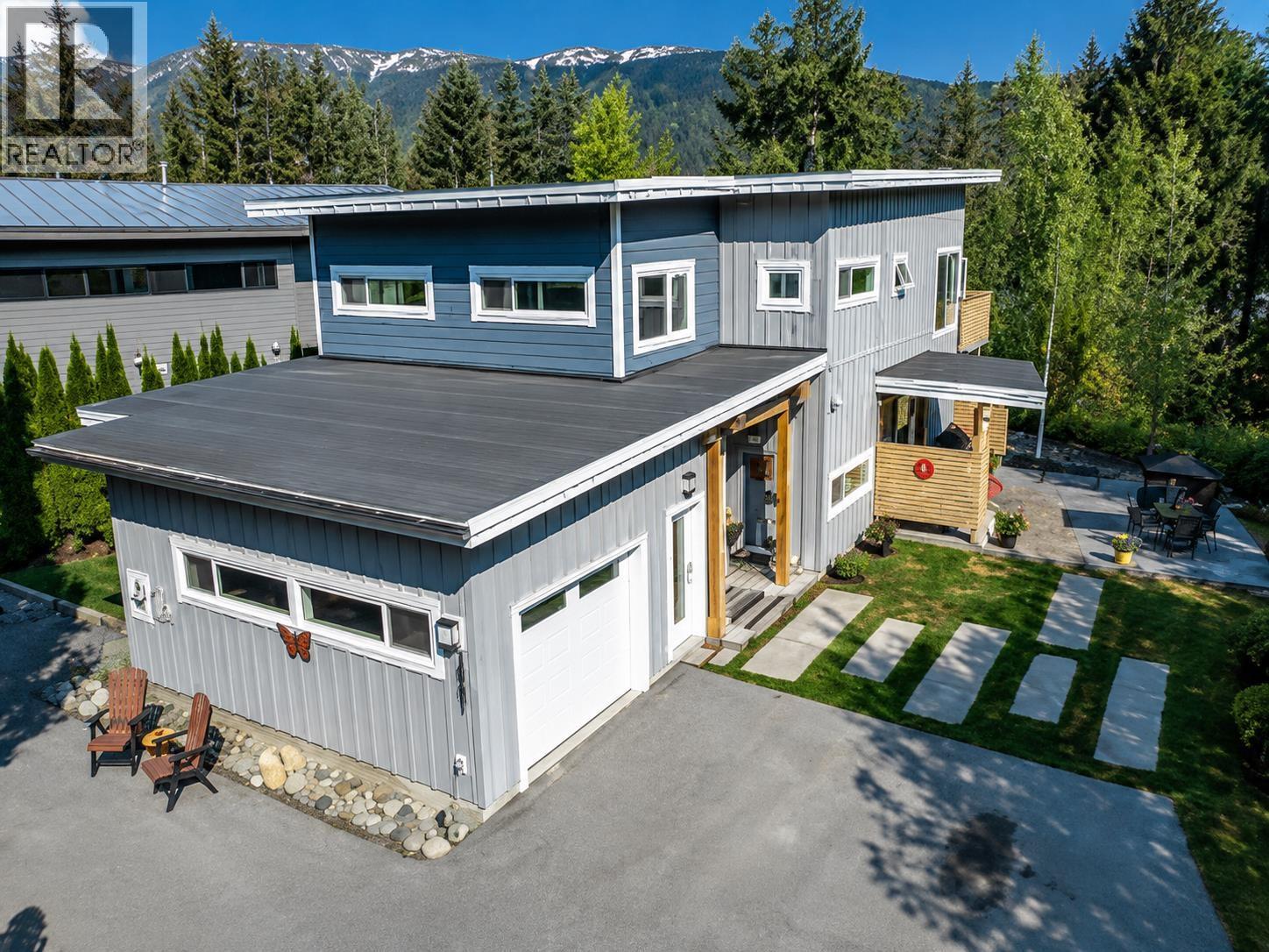 1087 Madeley Place, Whistler, British Columbia  V8E 0K6 - Photo 3 - R3102132