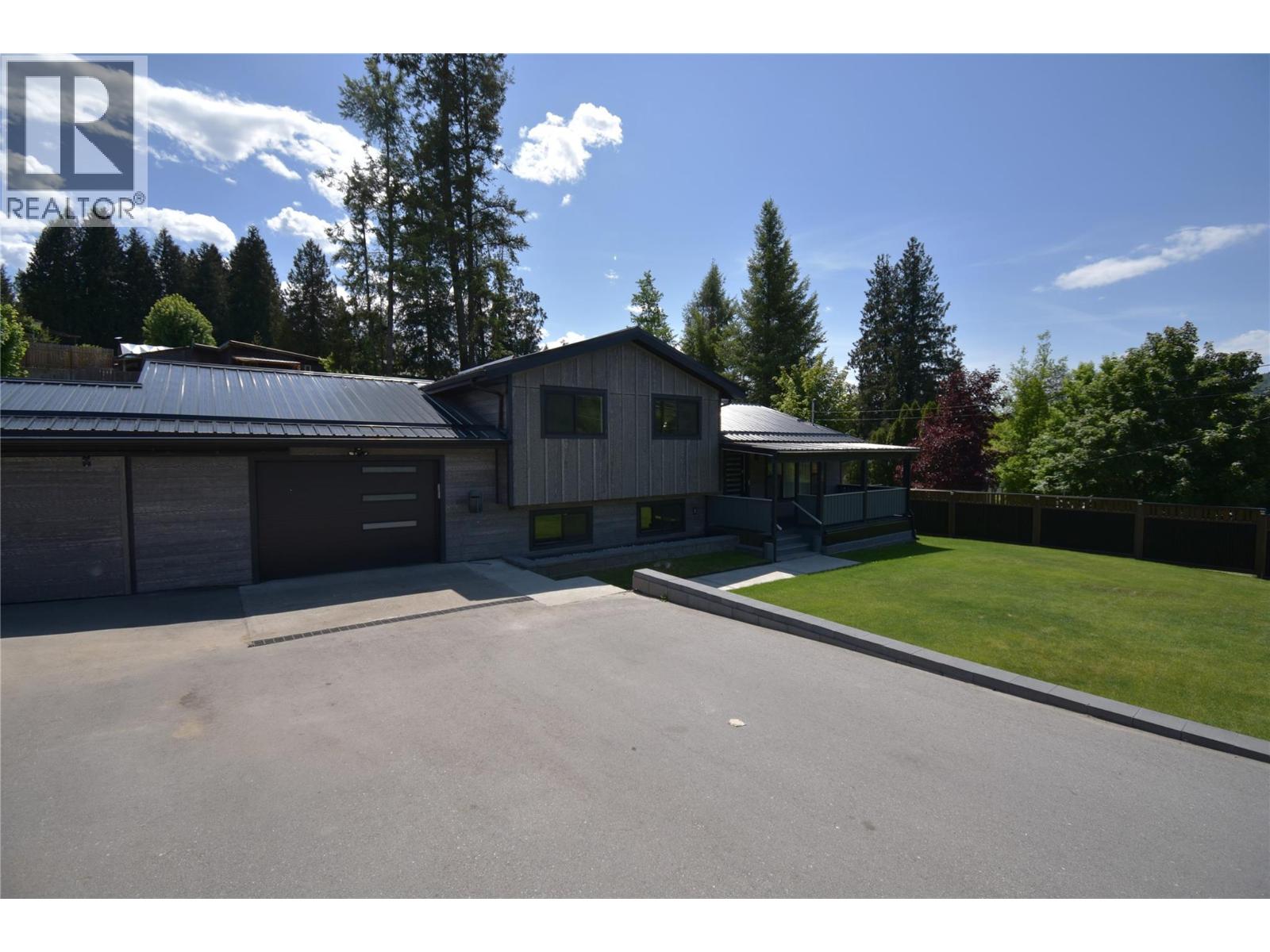 75 Mill Road, Fruitvale, British Columbia