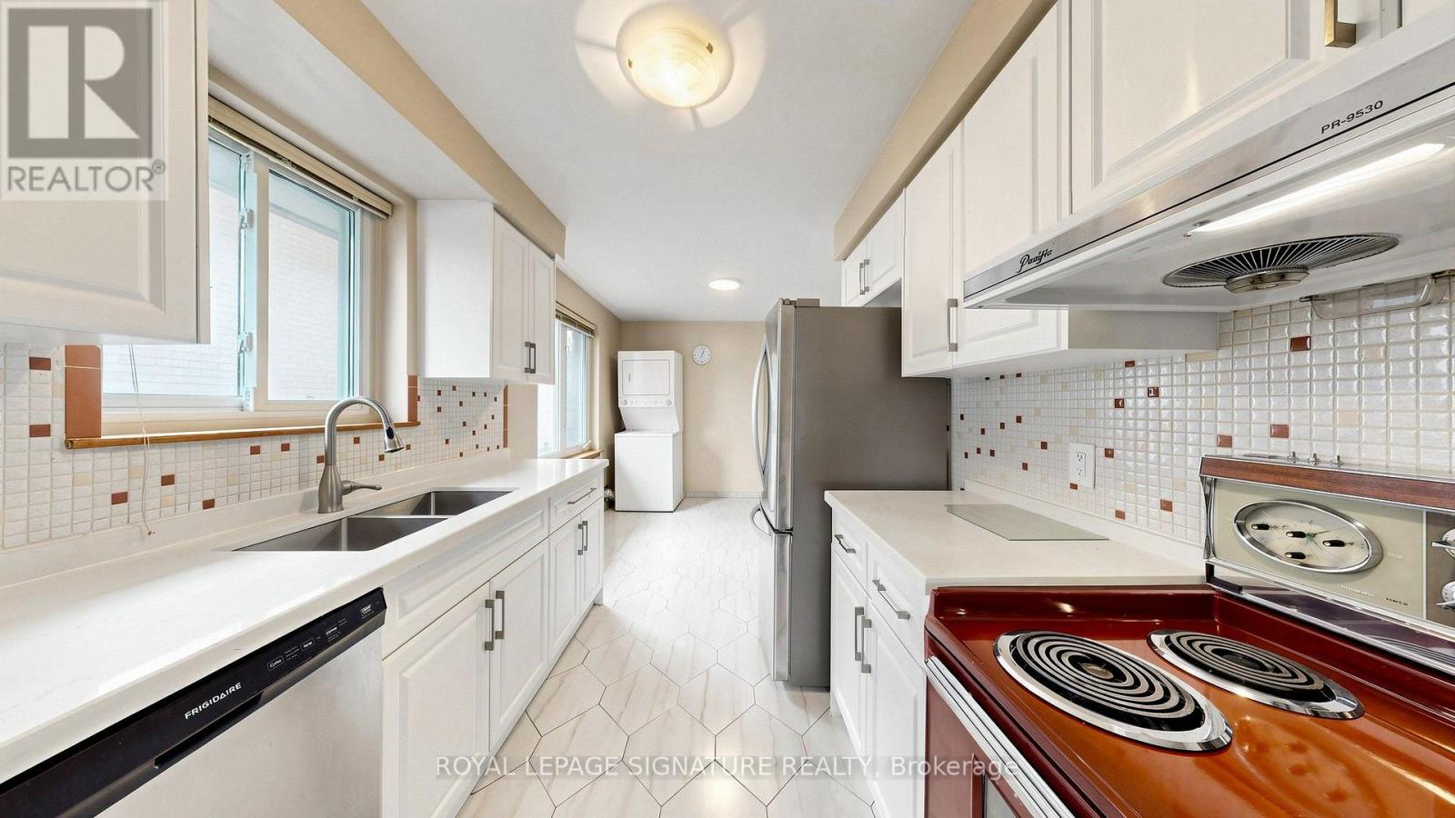 146 Maybourne Avenue, Toronto, Ontario  M1L 2W6 - Photo 5 - E13685256