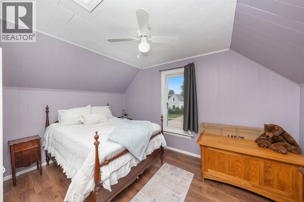421 WEST STREET Petrolia Ontario Canada N0N1R0 5