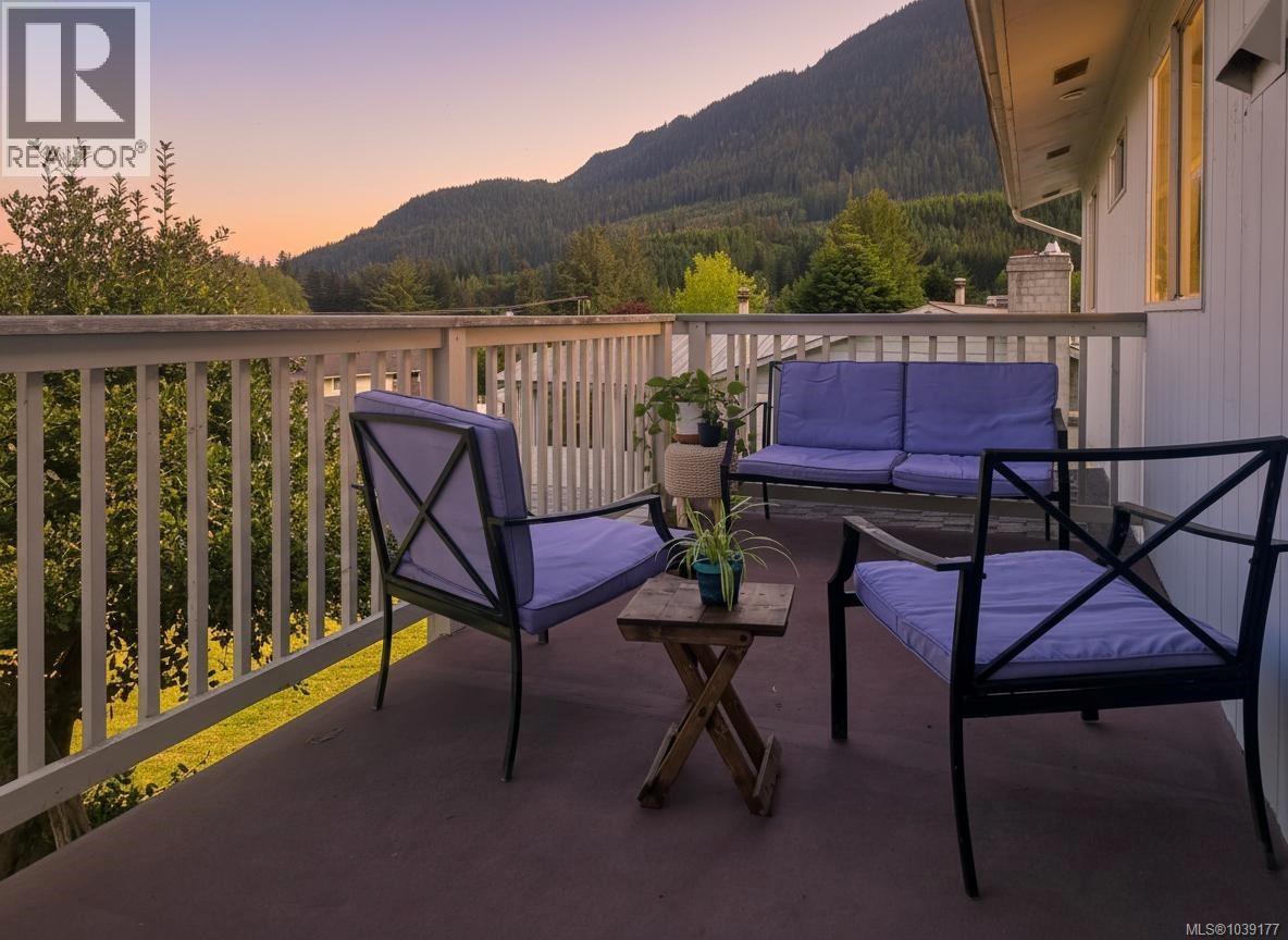 221 Spar St, Sayward, British Columbia  V0P 1R0 - Photo 3 - 1039177