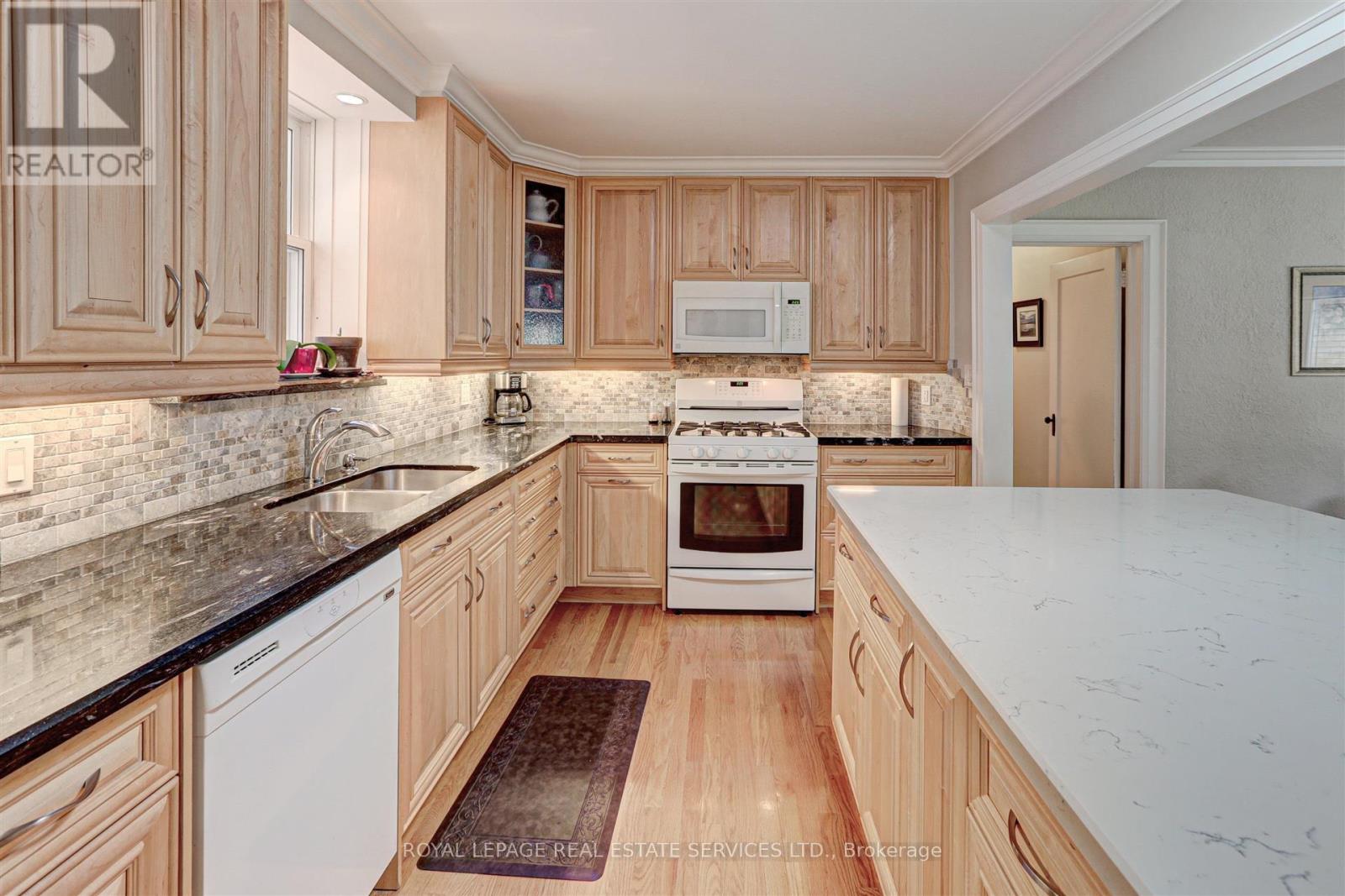 83 Brentwood Road S, Toronto, Ontario  M8Z 3N4 - Photo 12 - W13685350