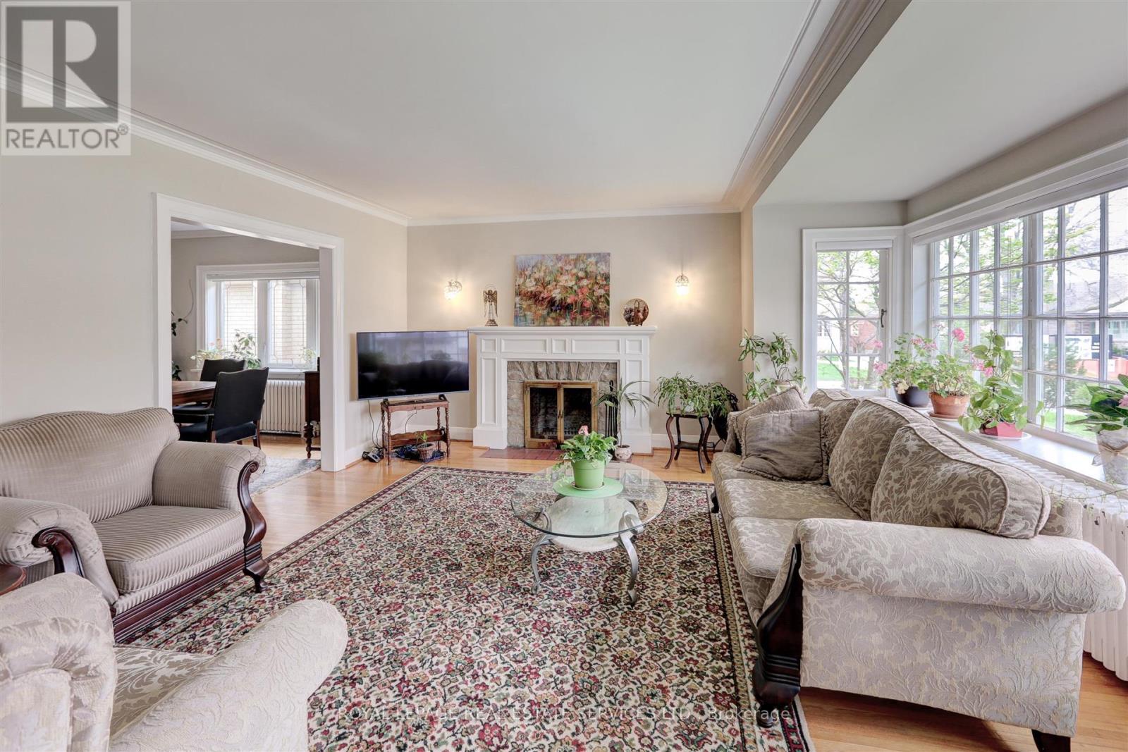 83 Brentwood Road S, Toronto, Ontario  M8Z 3N4 - Photo 2 - W13685350