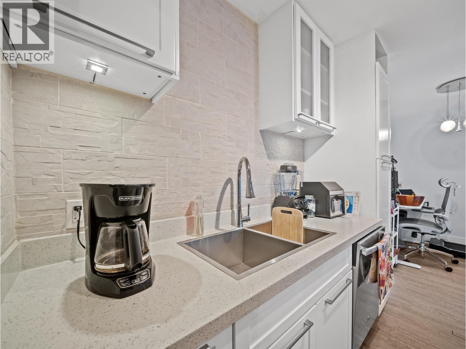 210 141 W 13th Street, North Vancouver, British Columbia  V7M 1N5 - Photo 10 - R3156609