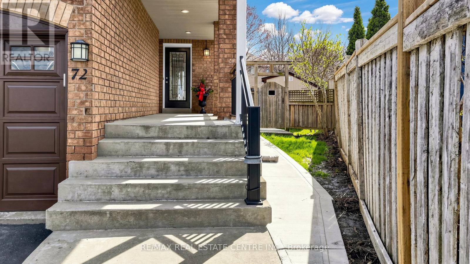 72 Tiller Trail, Brampton, Ontario L6X 4S6 - Photo 3 - W13685368