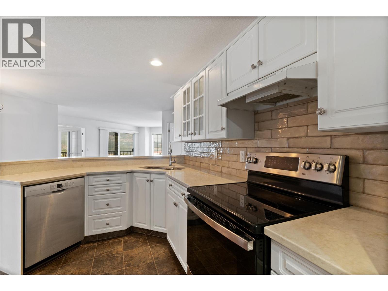 330 7 Street SE Unit# 303, Salmon Arm, British Columbia  V1E 1S7 - Photo 4 - 10398025