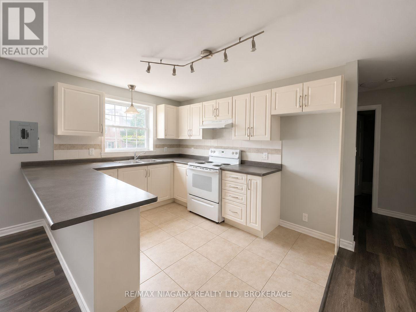 6 - 143 Westchester Crescent, St. Catharines, Ontario  L2P 2N8 - Photo 4 - X13685422