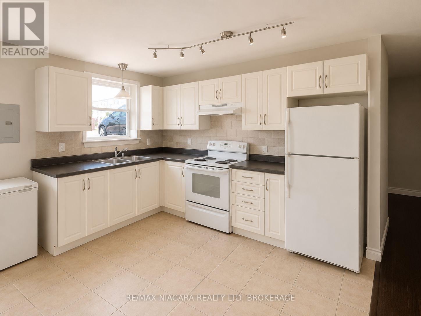 2 - 143 Westchester Crescent, St. Catharines, Ontario  L2P 2N8 - Photo 4 - X13685424